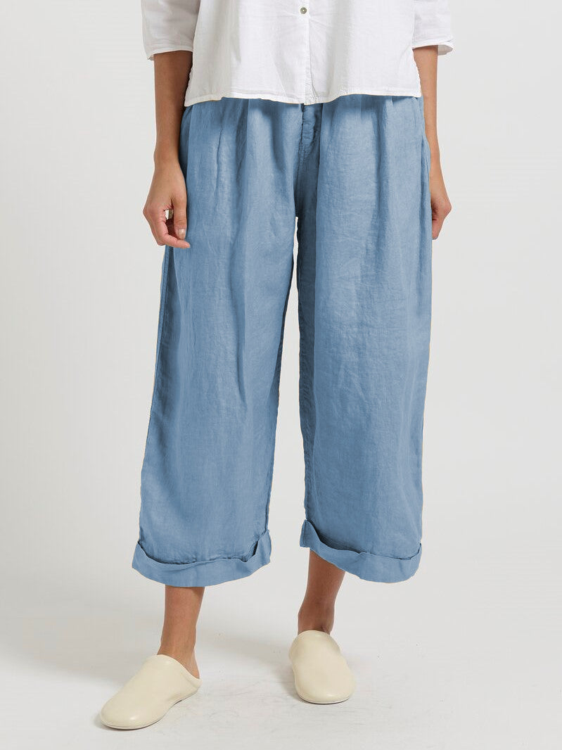 Well Tailored Pants with a Graceful Silhouette