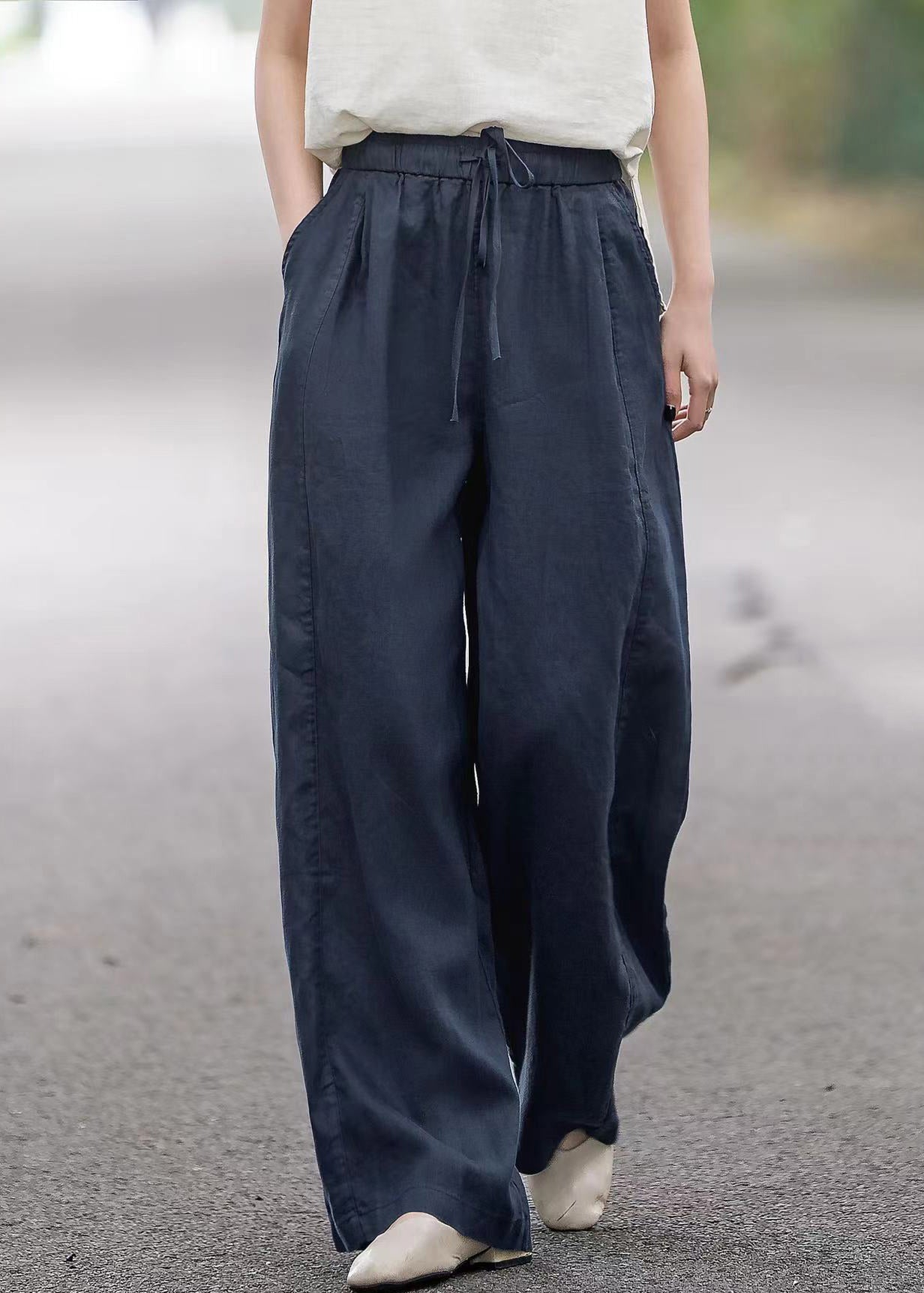 Effortlessly Elegant Pants with a Timeless Design