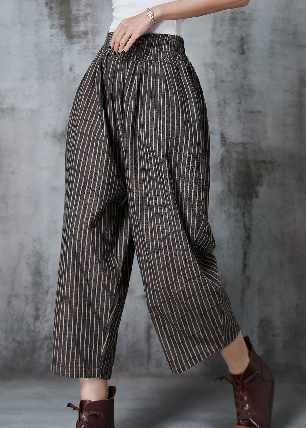 Effortlessly Elegant Pants with a Timeless Design