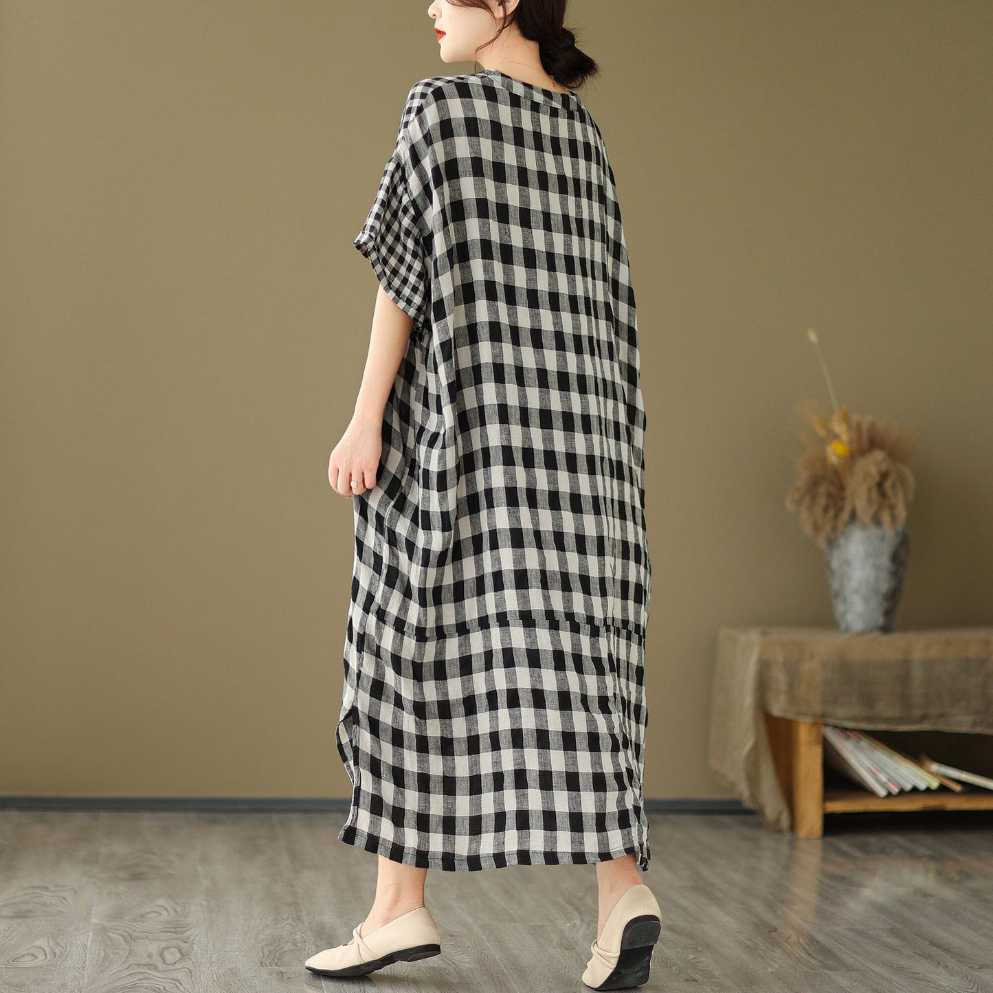 Beautifully Finished Dress in a Timeless Design