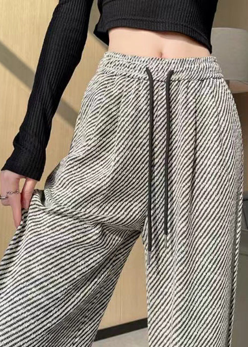 Effortlessly Elegant Pants with a Timeless Design