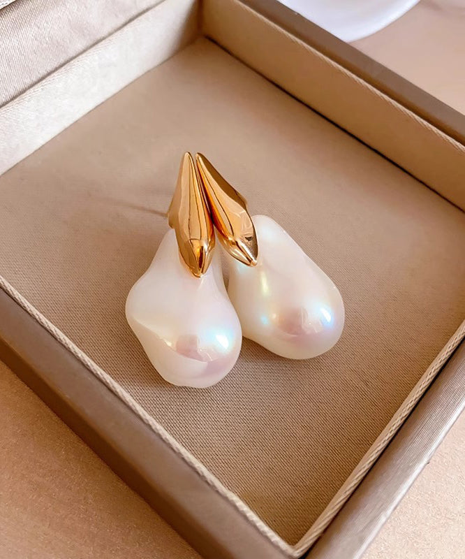 Classic Gold Earring with Timeless Appeal