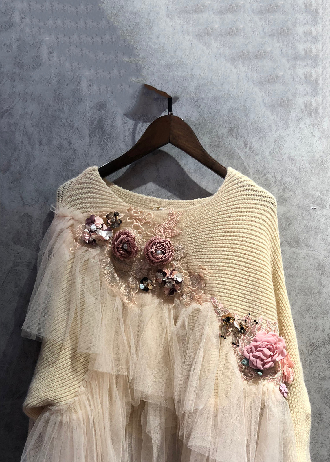 Effortlessly Elegant Sweater with a Timeless Design