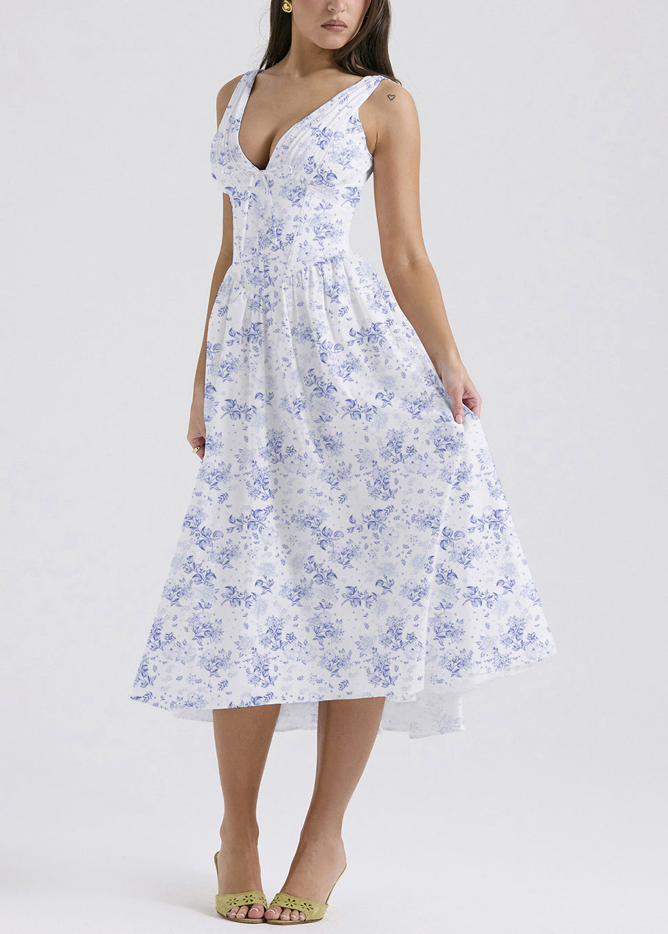 Well Tailored Dress with a Graceful Silhouette