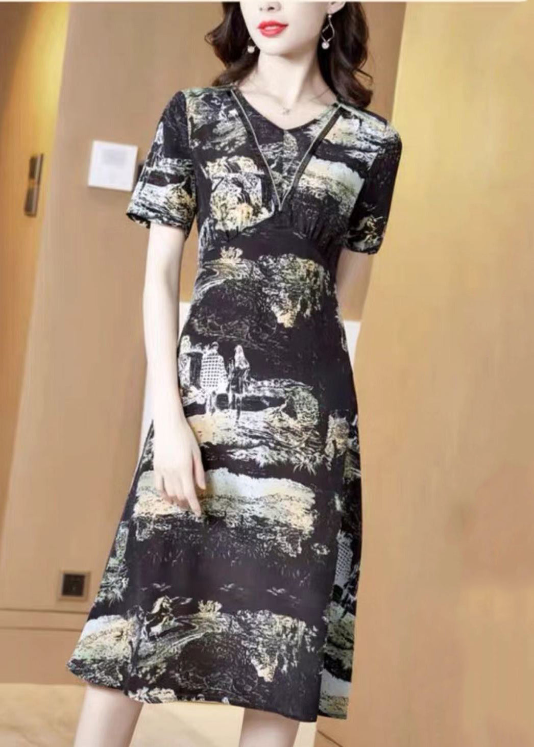 Beautifully Finished Dress in a Timeless Design