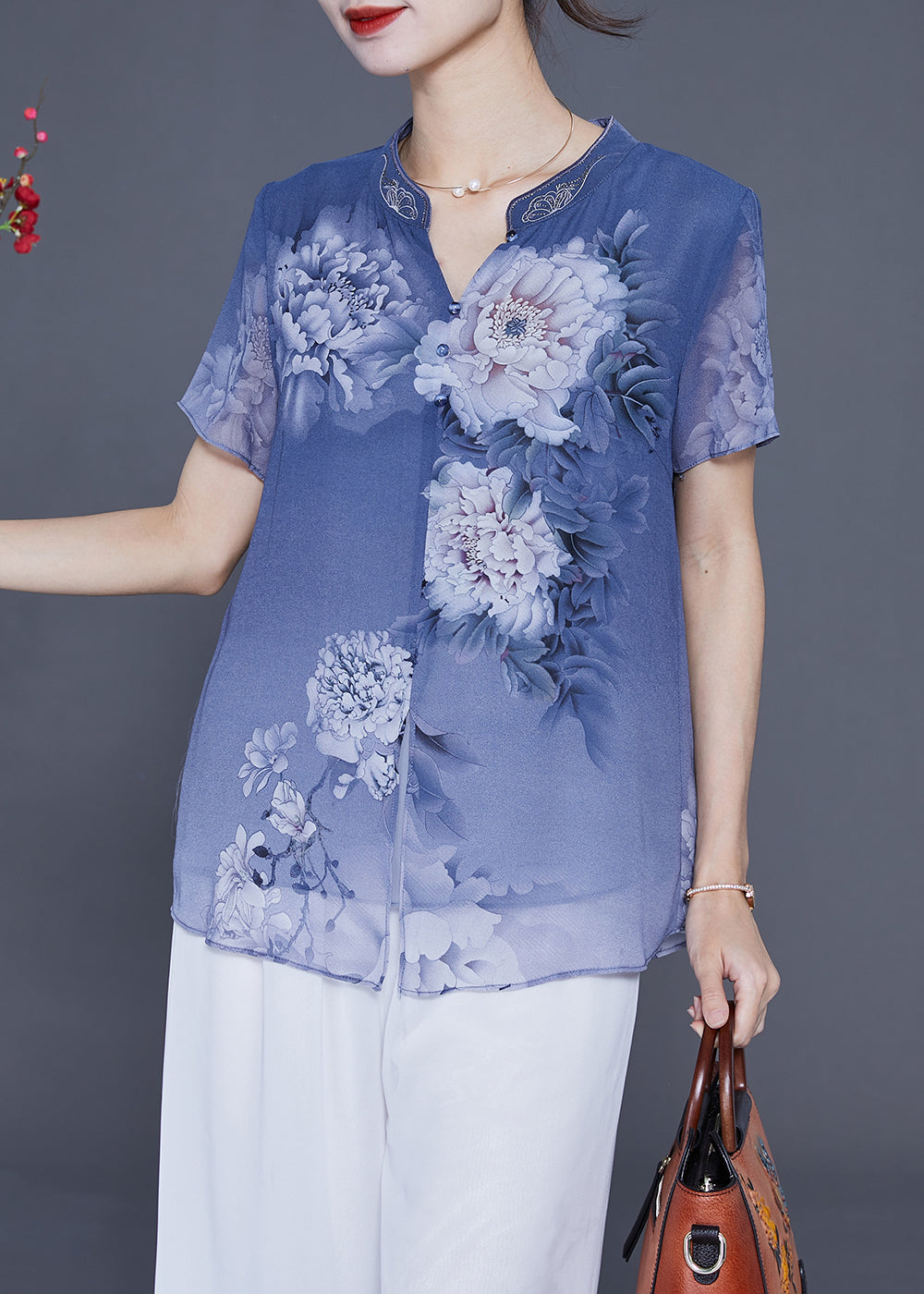 Well Tailored Blouse with a Graceful Silhouette