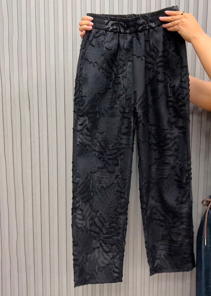 Effortlessly Elegant Pants with a Timeless Design