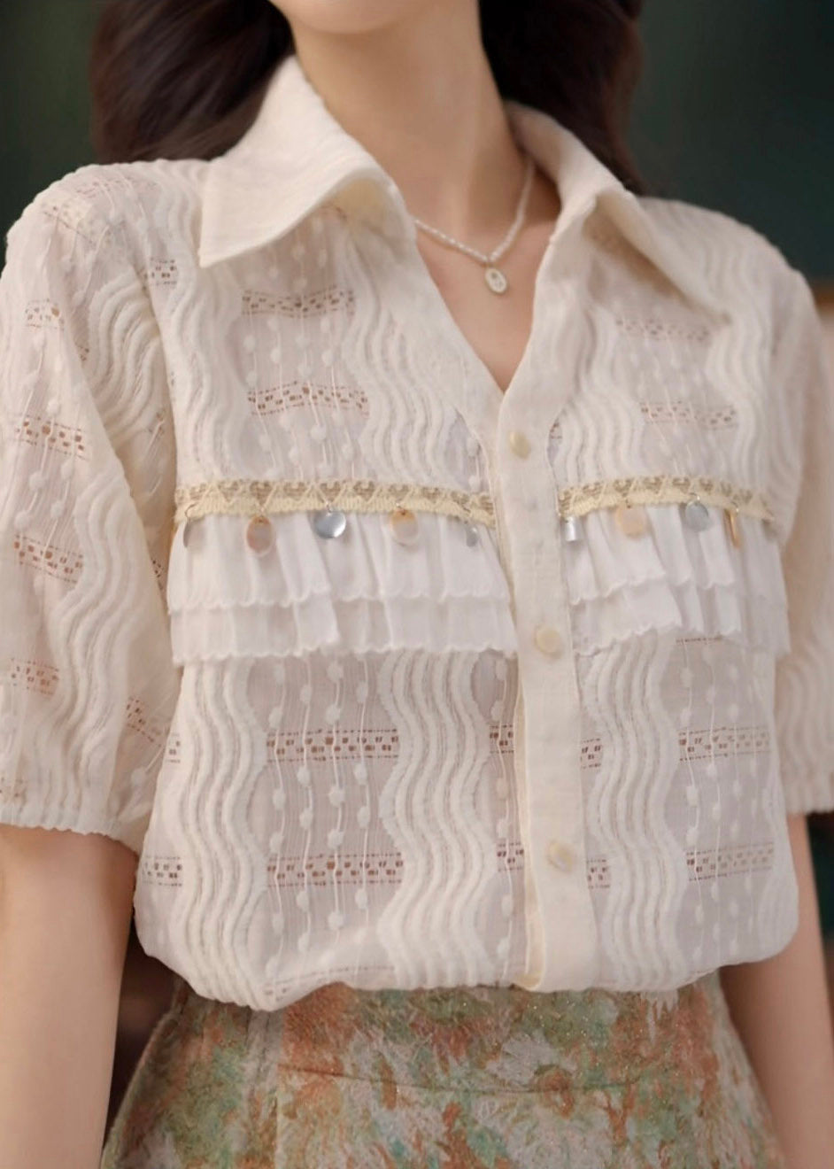 Effortlessly Elegant Blouse with a Timeless Design