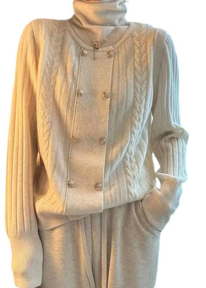 Effortlessly Elegant Sweater with a Timeless Design
