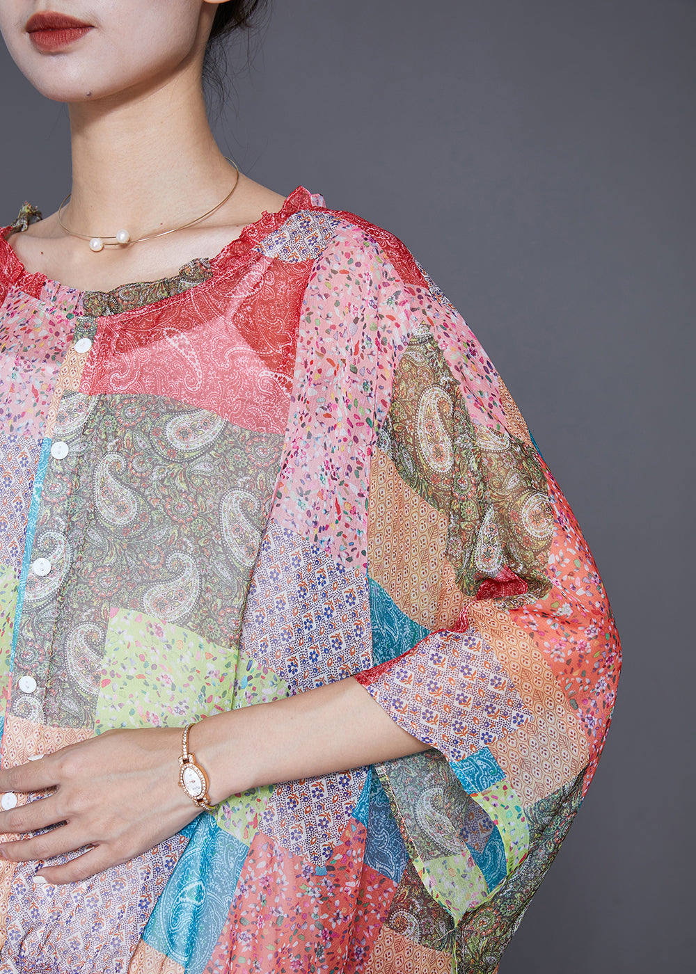 Well Tailored Blouse with a Graceful Silhouette