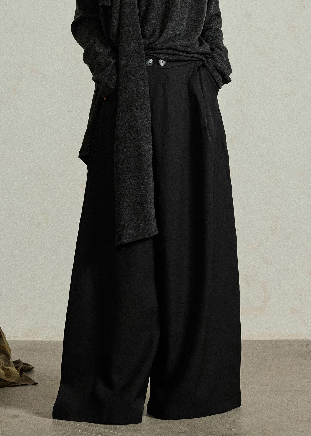 Well Tailored Pants with a Graceful Silhouette