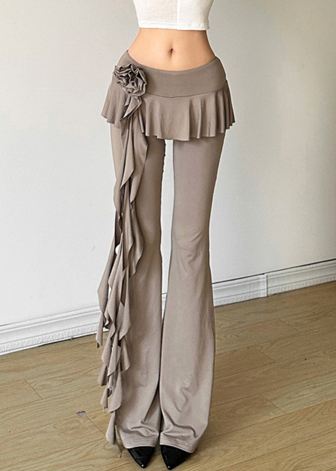 Well Tailored Pants with a Graceful Silhouette
