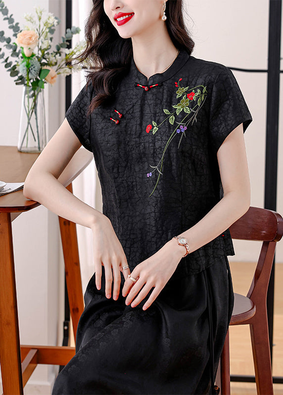 Beautifully Crafted Blouse in a Classic Style