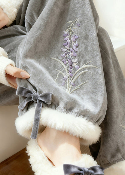 Effortlessly Elegant Pants with a Timeless Design