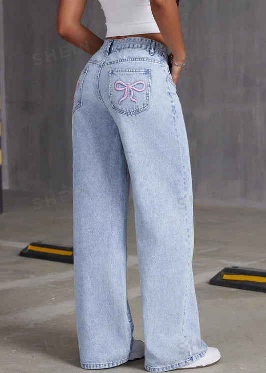Effortlessly Elegant Pants with a Timeless Design