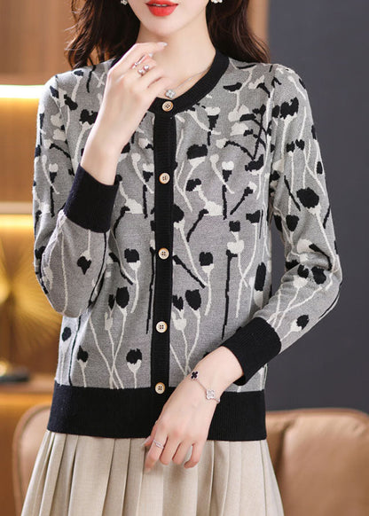 Well Tailored Cardigan with a Graceful Silhouette