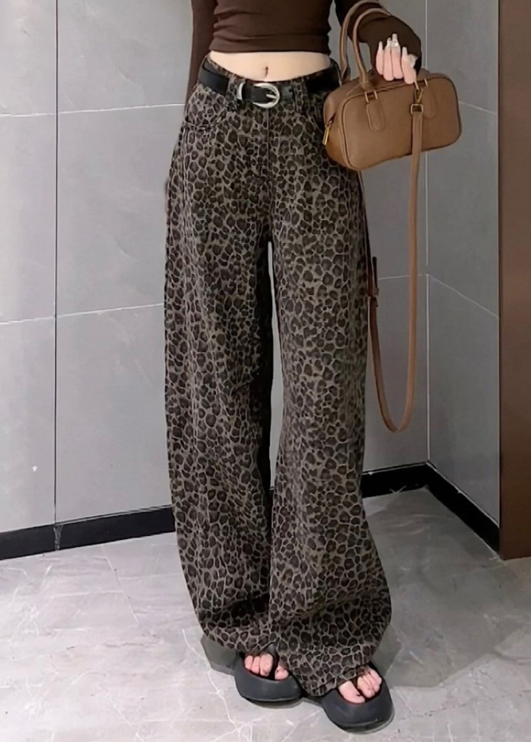 Effortlessly Elegant Pants with a Timeless Design