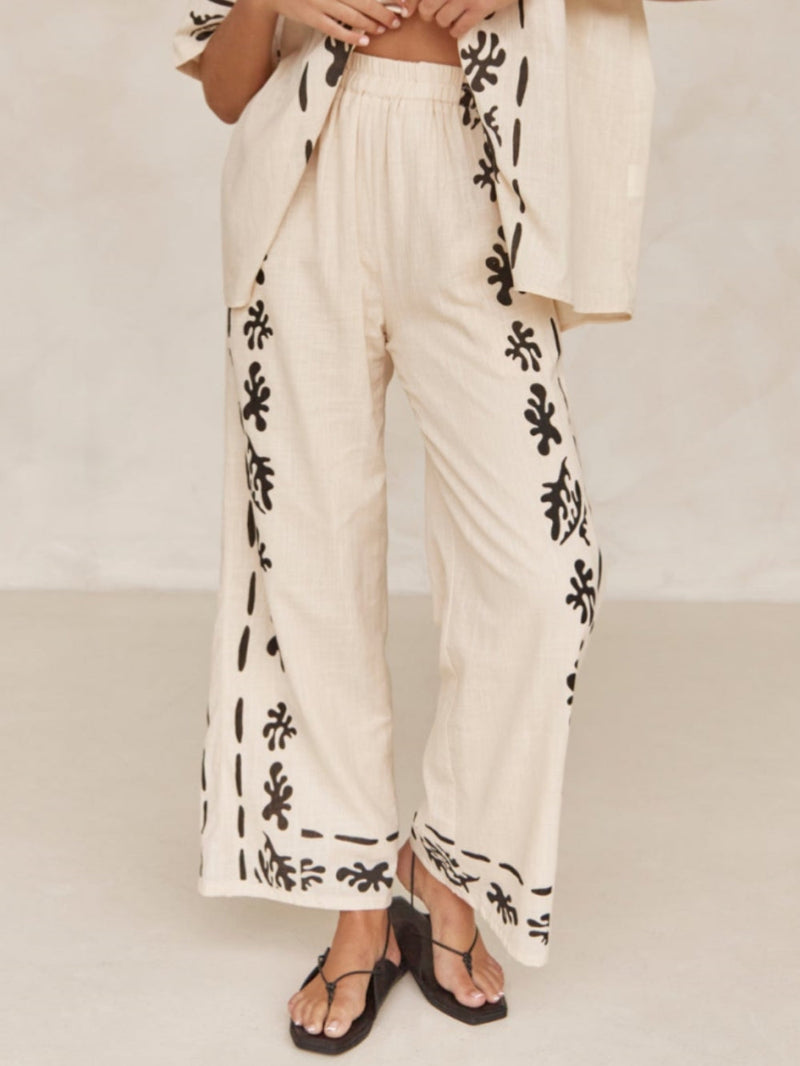Effortlessly Elegant Pants with a Timeless Design