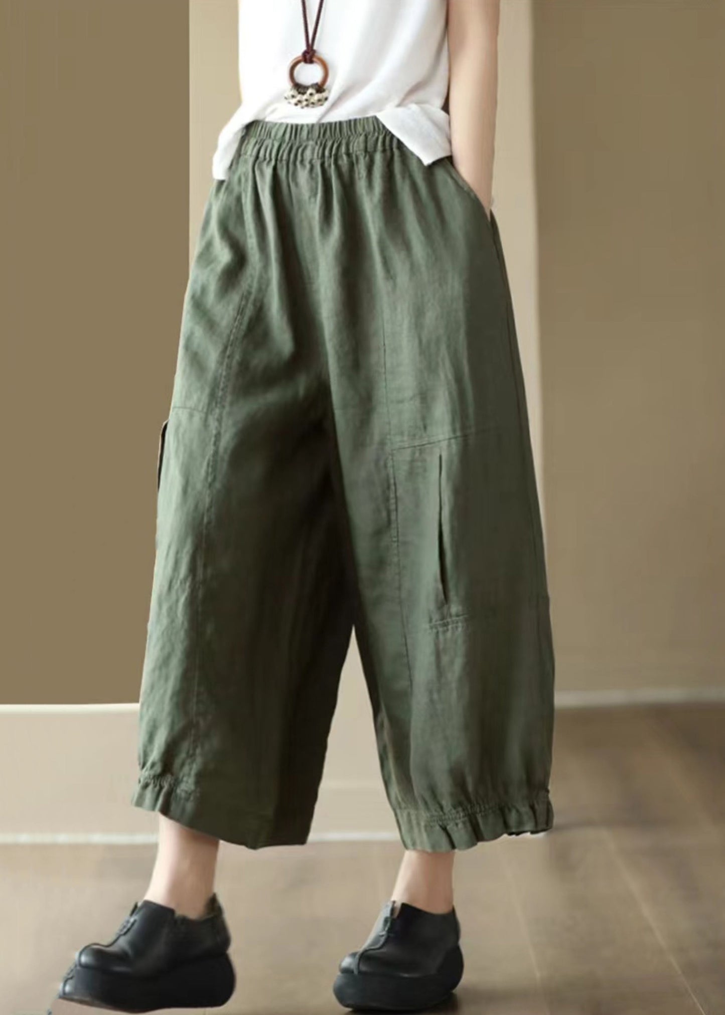 Effortlessly Elegant Pants with a Timeless Design