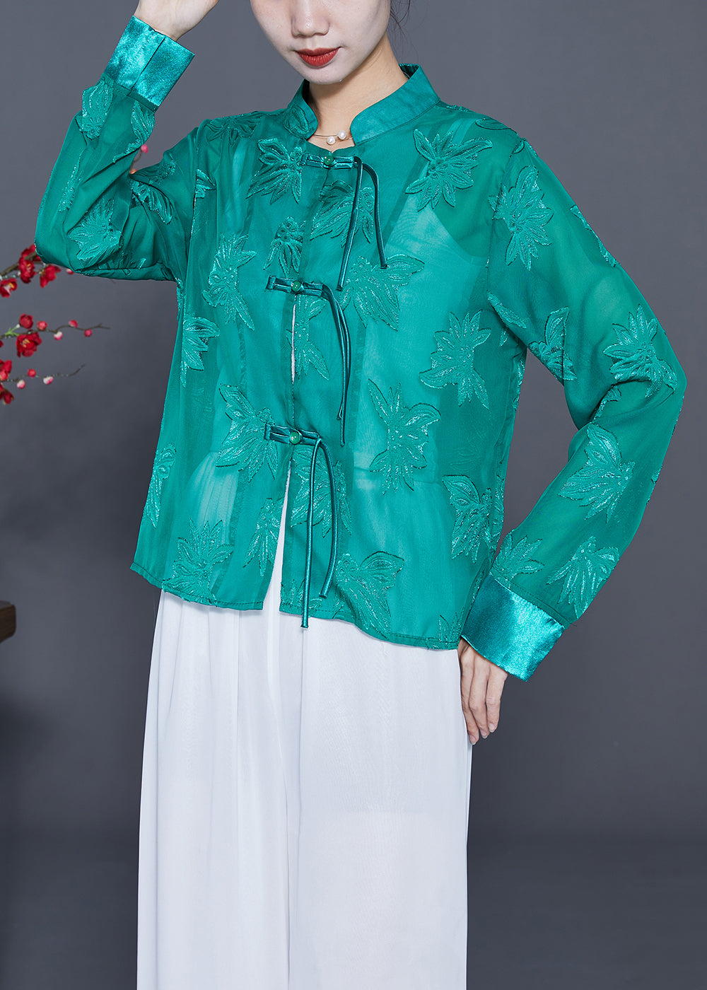 Effortlessly Elegant Top with a Timeless Design