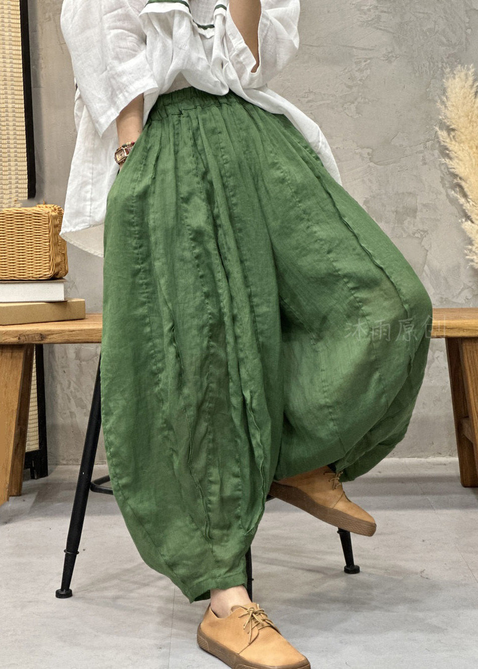Effortlessly Elegant Pants with a Timeless Design
