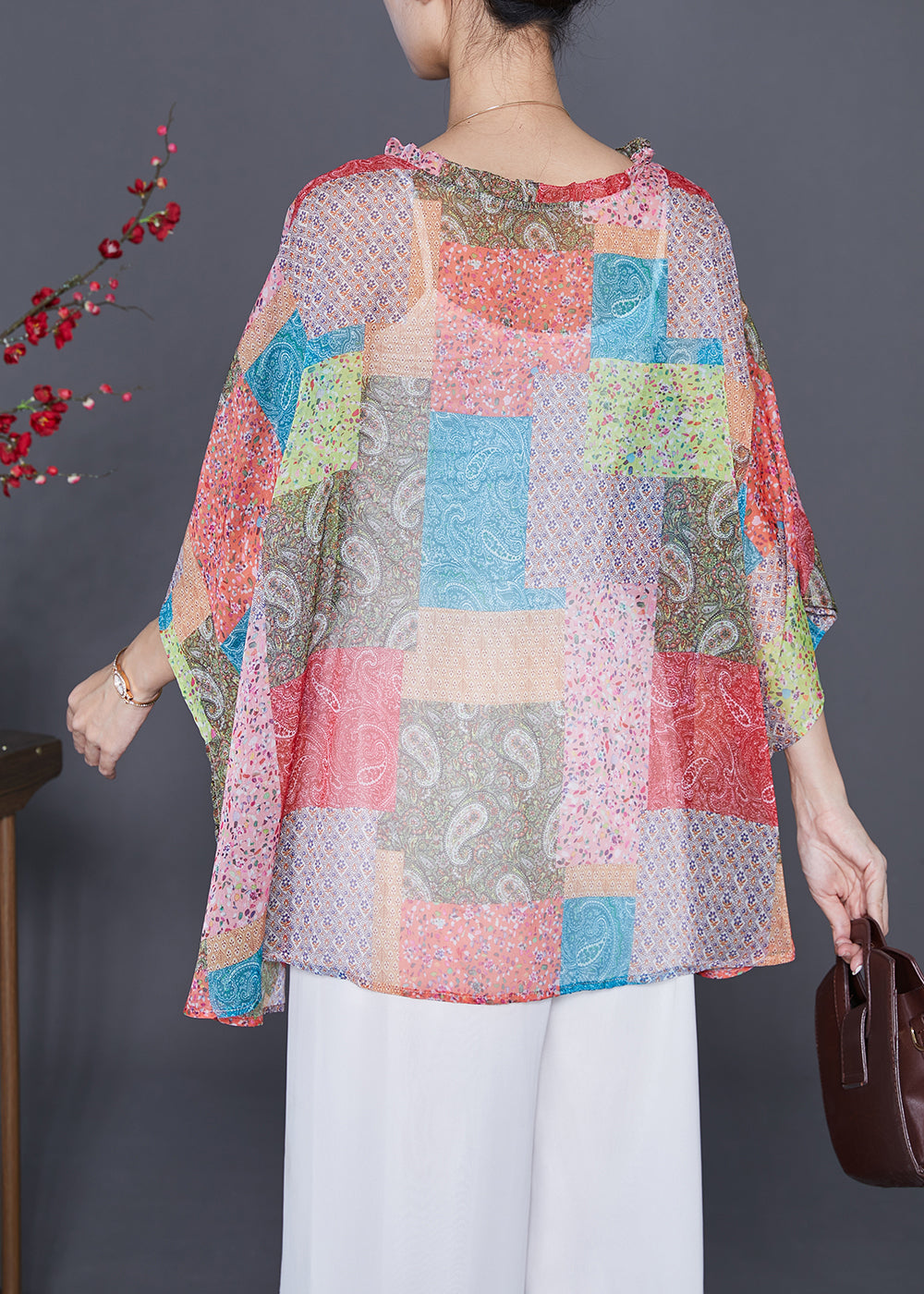 Well Tailored Blouse with a Graceful Silhouette