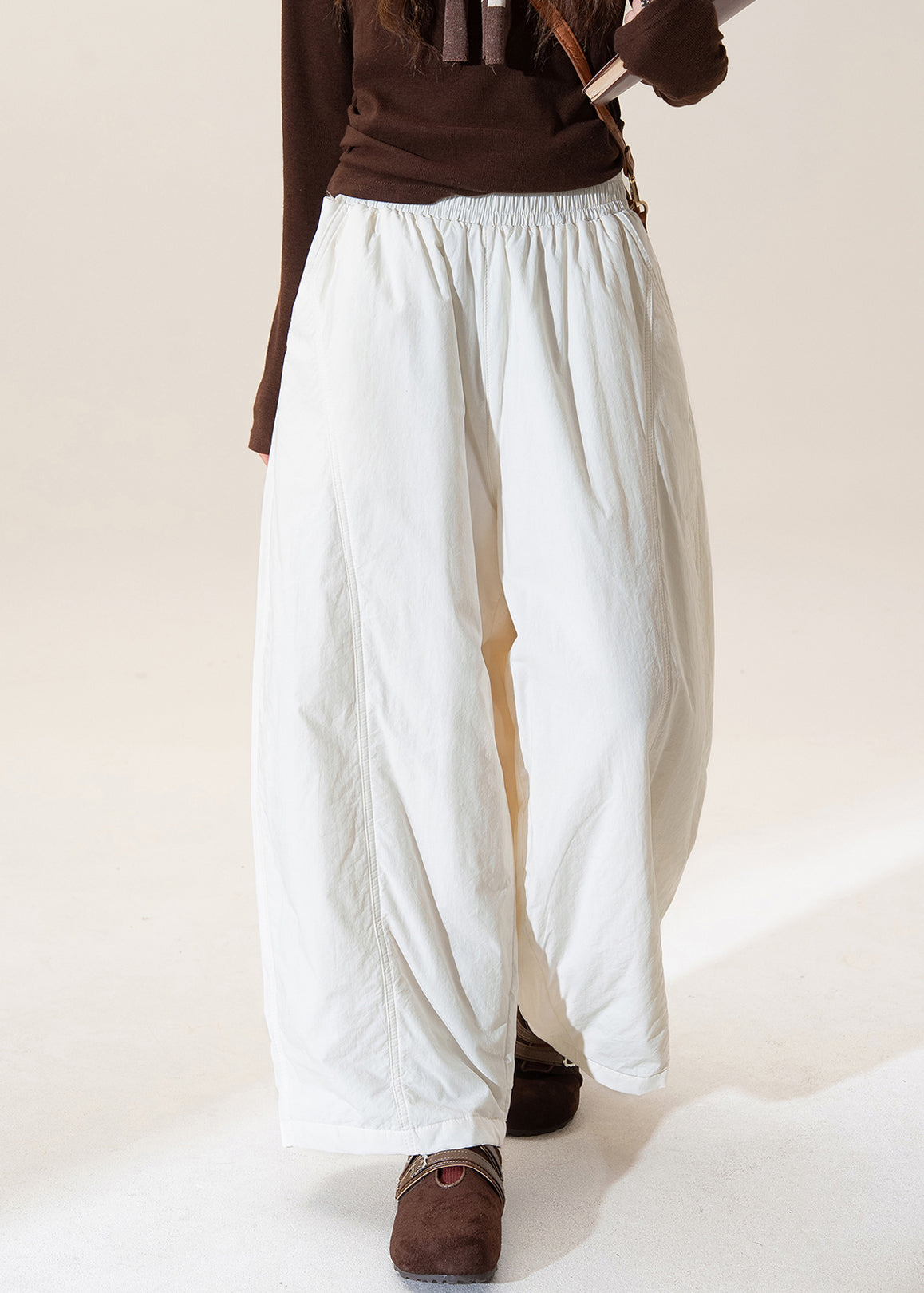 Effortlessly Elegant Pants with a Timeless Design